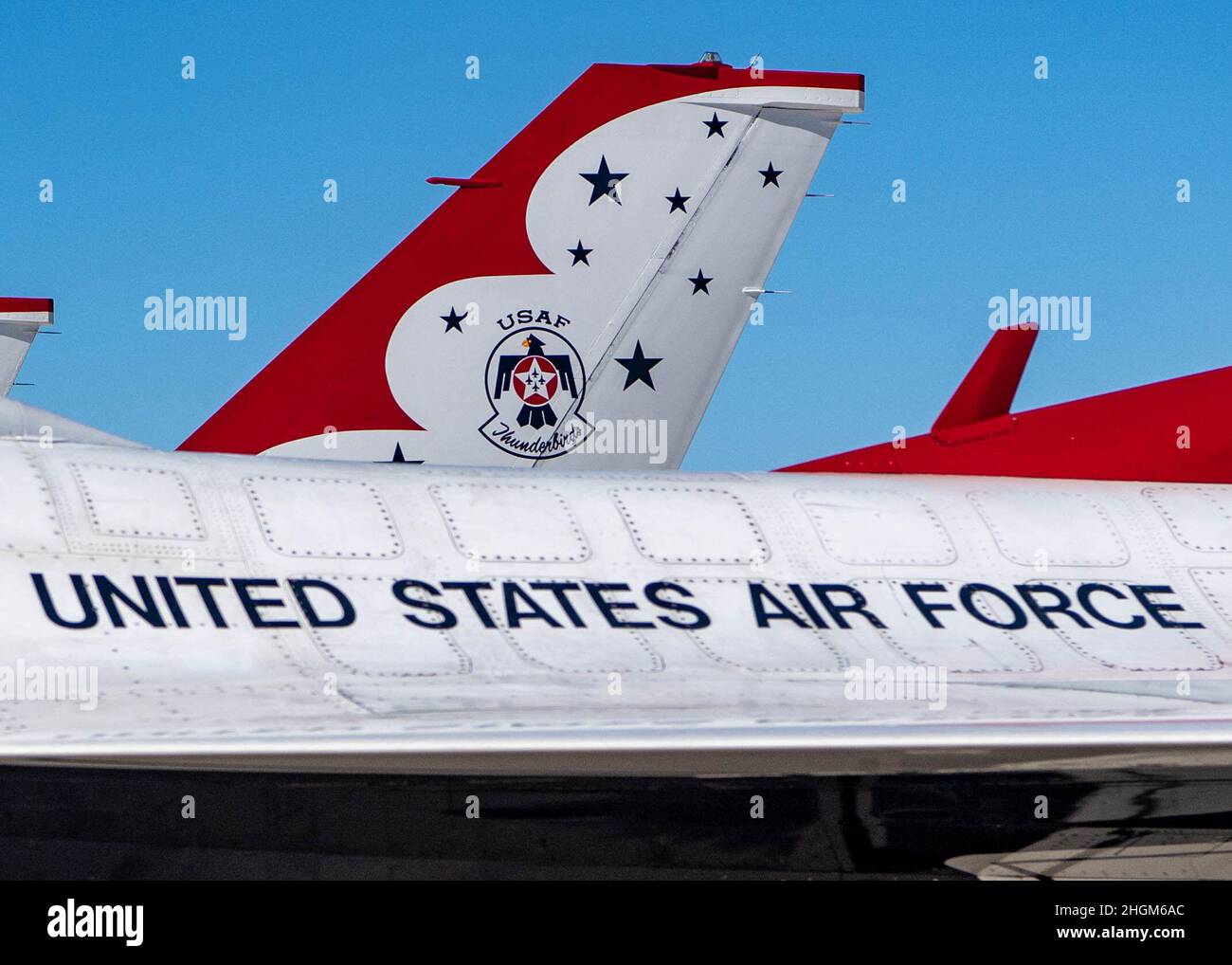 L'escadron de démonstration aérienne de la Force aérienne des États-Unis pratique les « Thunderbirds » lors du premier voyage d'entraînement d'hiver de l'équipe, le 20 janvier 2021, à Spaceport America, au Nouveau-Mexique.Ce voyage offre à l'équipe un mois de pratique du spectacle aérien dans différentes conditions et sur différents terrains.(É.-U.Photo de la Force aérienne par Tech.Sgt.Nicolas Myers) Banque D'Images