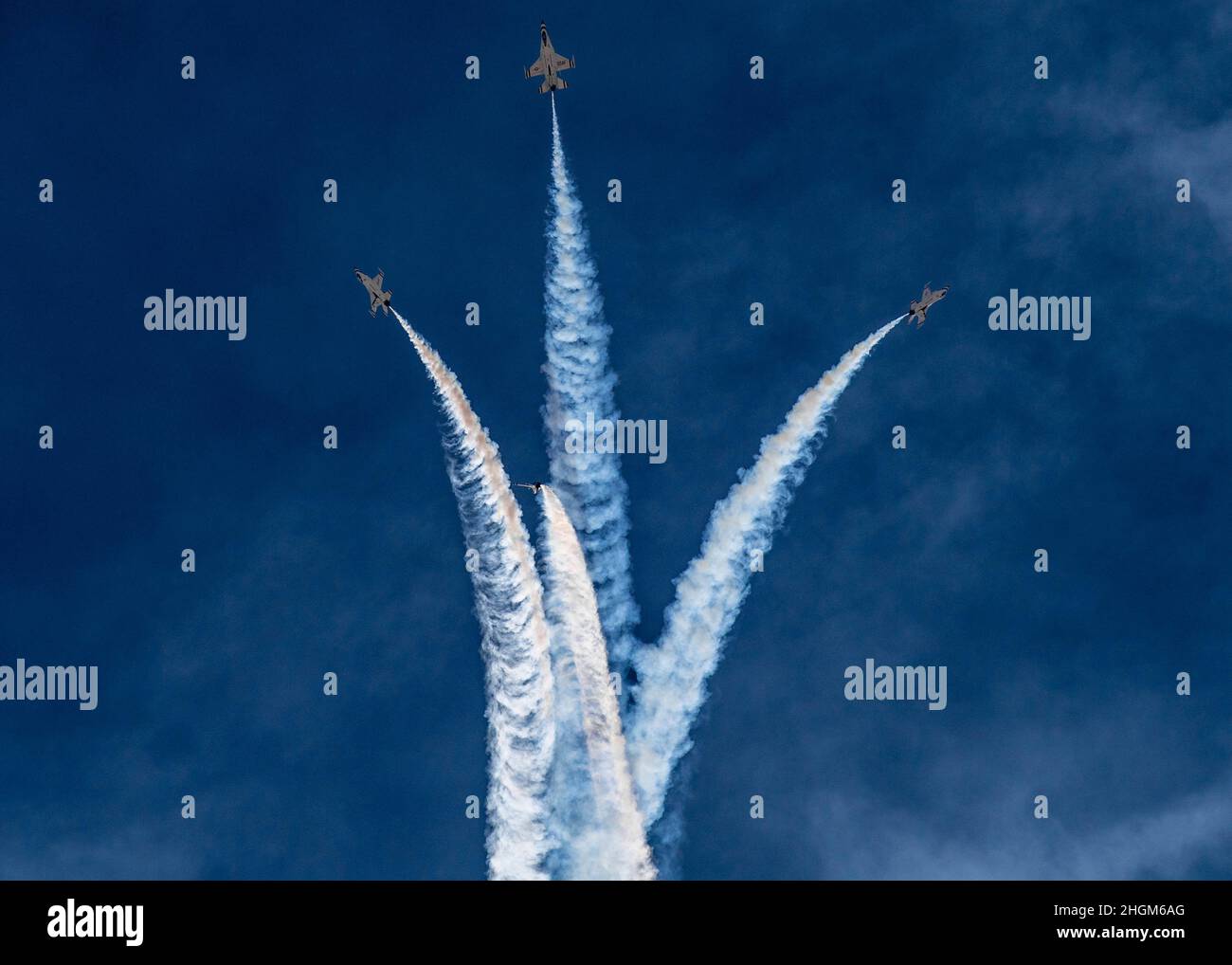 L'escadron de démonstration aérienne de la Force aérienne des États-Unis pratique les « Thunderbirds » lors du premier voyage d'entraînement d'hiver de l'équipe, le 20 janvier 2021, à Spaceport America, au Nouveau-Mexique.Ce voyage offre à l'équipe un mois de pratique du spectacle aérien dans différentes conditions et sur différents terrains.(É.-U.Photo de la Force aérienne par Tech.Sgt.Nicolas Myers) Banque D'Images