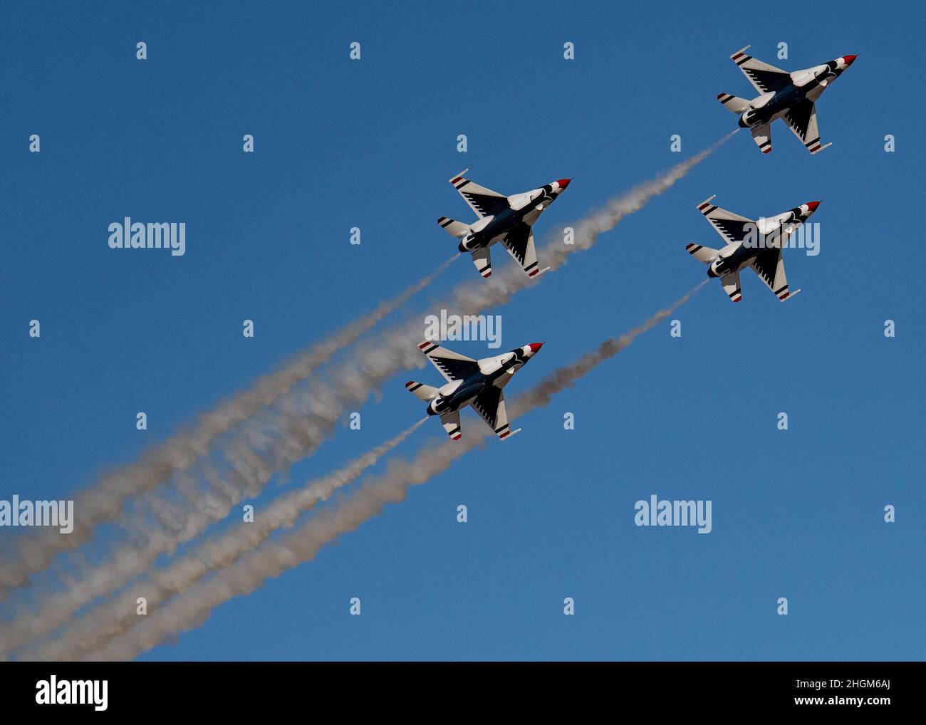 L'escadron de démonstration aérienne de la Force aérienne des États-Unis pratique les « Thunderbirds » lors du premier voyage d'entraînement d'hiver de l'équipe, le 20 janvier 2021, à Spaceport America, au Nouveau-Mexique.Ce voyage offre à l'équipe un mois de pratique du spectacle aérien dans différentes conditions et sur différents terrains.(É.-U.Photo de la Force aérienne par Tech.Sgt.Nicolas Myers) Banque D'Images