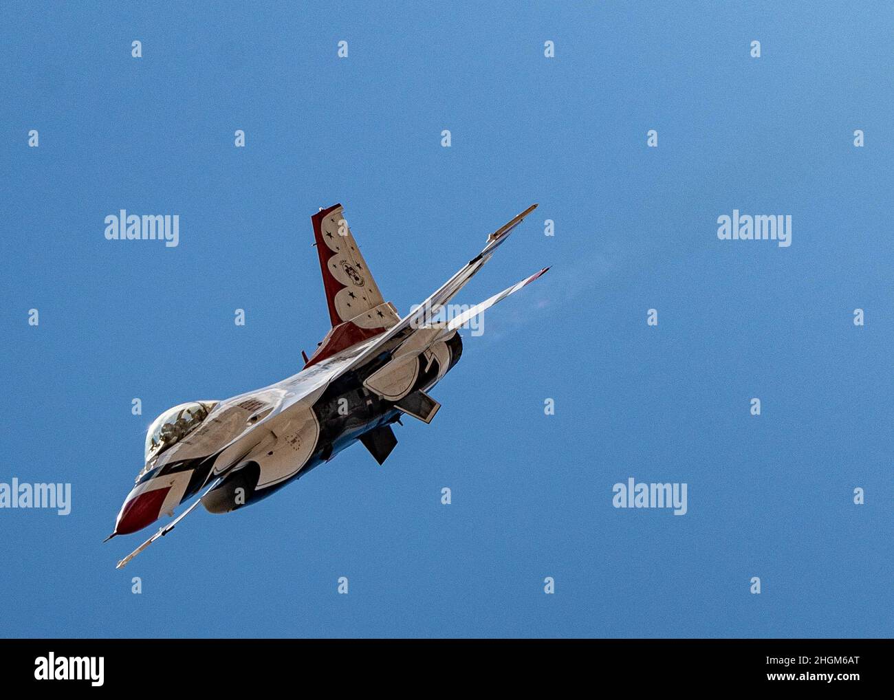 L'escadron de démonstration aérienne de la Force aérienne des États-Unis pratique les « Thunderbirds » lors du premier voyage d'entraînement d'hiver de l'équipe, le 20 janvier 2021, à Spaceport America, au Nouveau-Mexique.Ce voyage offre à l'équipe un mois de pratique du spectacle aérien dans différentes conditions et sur différents terrains.(É.-U.Photo de la Force aérienne par Tech.Sgt.Nicolas Myers) Banque D'Images