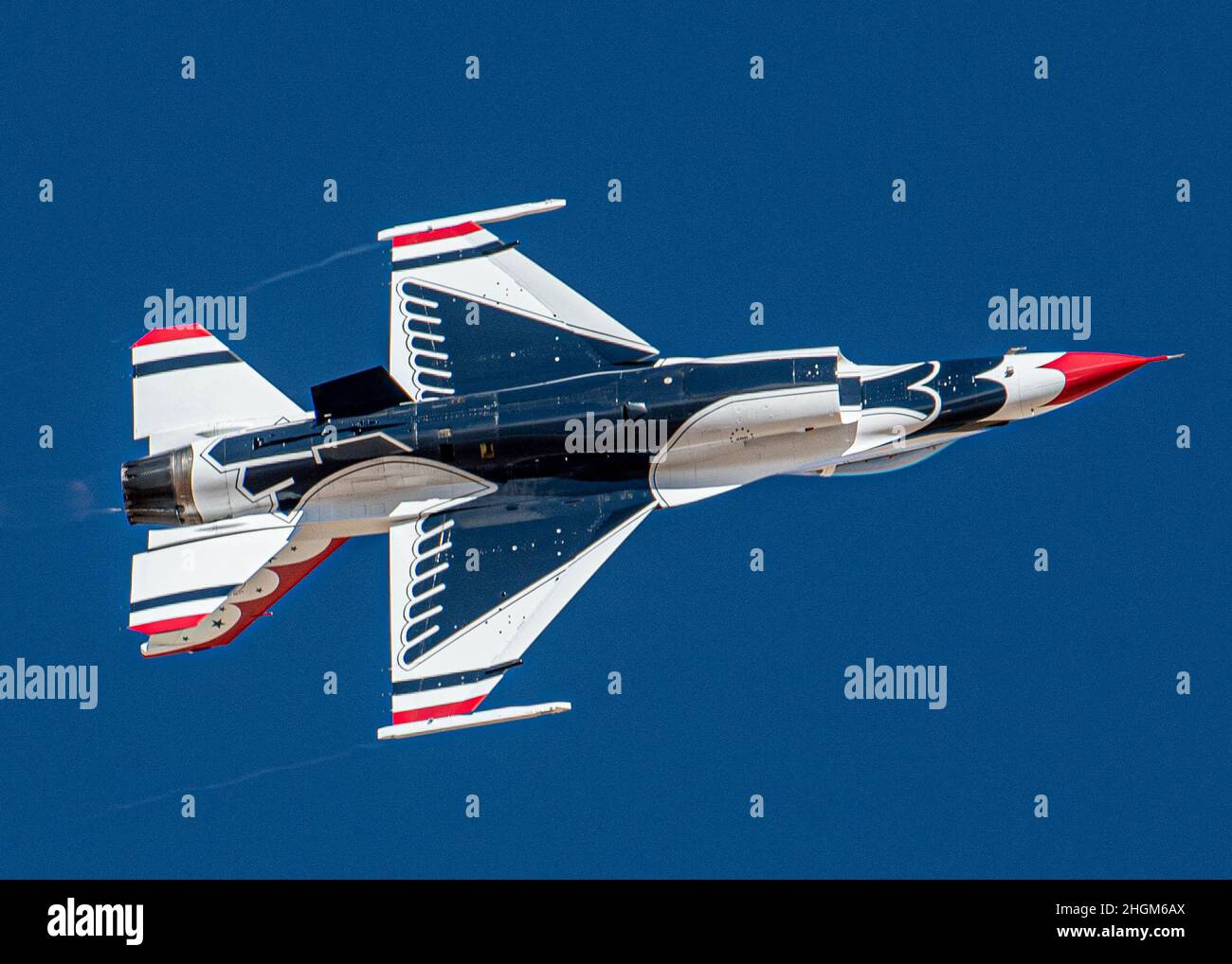 L'escadron de démonstration aérienne de la Force aérienne des États-Unis pratique les « Thunderbirds » lors du premier voyage d'entraînement d'hiver de l'équipe, le 20 janvier 2021, à Spaceport America, au Nouveau-Mexique.Ce voyage offre à l'équipe un mois de pratique du spectacle aérien dans différentes conditions et sur différents terrains.(É.-U.Photo de la Force aérienne par Tech.Sgt.Nicolas Myers) Banque D'Images