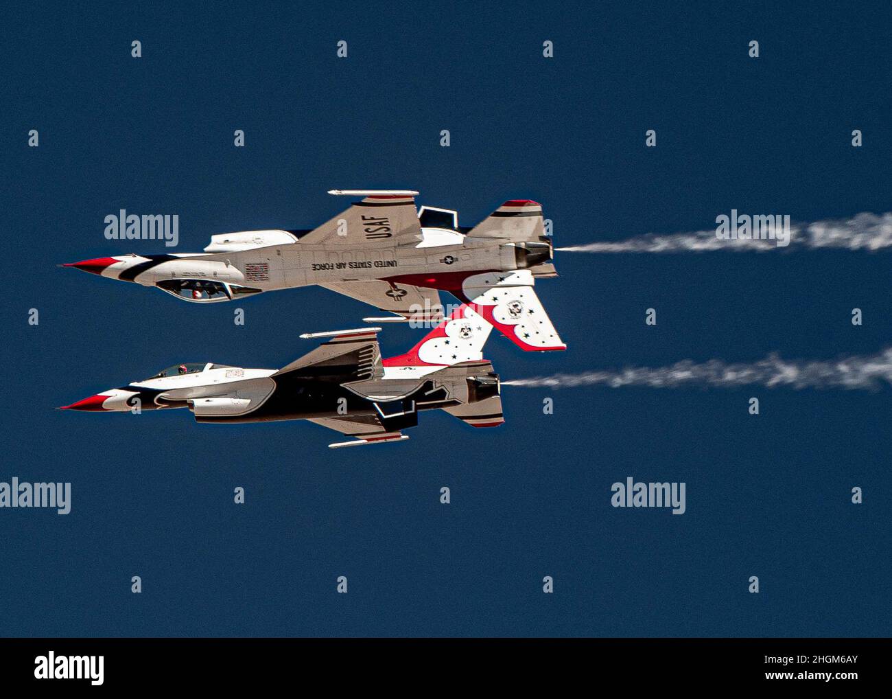 L'escadron de démonstration aérienne de la Force aérienne des États-Unis pratique les « Thunderbirds » lors du premier voyage d'entraînement d'hiver de l'équipe, le 20 janvier 2021, à Spaceport America, au Nouveau-Mexique.Ce voyage offre à l'équipe un mois de pratique du spectacle aérien dans différentes conditions et sur différents terrains.(É.-U.Photo de la Force aérienne par Tech.Sgt.Nicolas Myers) Banque D'Images