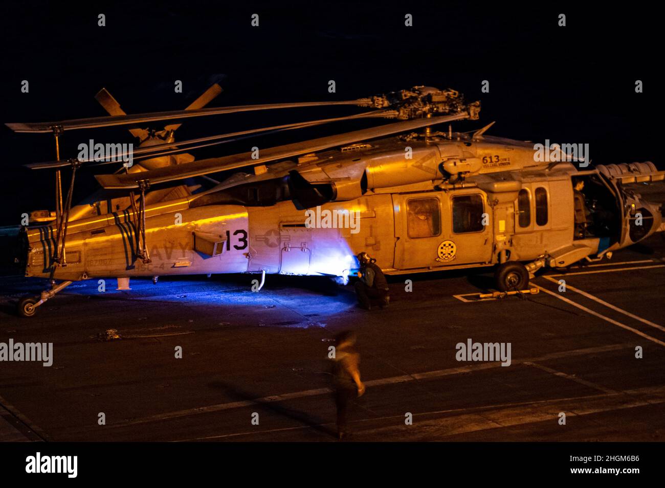 220119-N-TD381-1226 MER DES PHILIPPINES (JANV19, 2022) Un marin effectue une inspection après le vol d’un hélicoptère MH-60s Sea Hawk, affecté aux « Chevaliers noirs » de l’Escadron de combat de la mer (HSC) 4, le 19 janvier 2022.Faisant partie de la flotte du Pacifique des États-Unis, l'USS Carl Vinson mène une formation pour préserver et protéger une région libre et ouverte d'Indo-Pacifique.(É.-U.Photo de la marine par le spécialiste de la communication de masse apprenti marin Isaiah B. Goessl) Banque D'Images