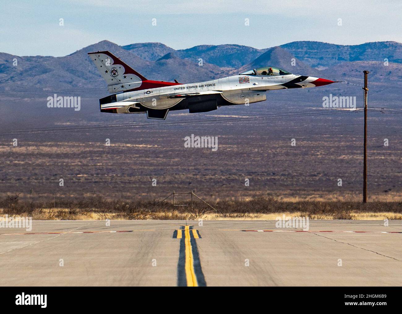 L'escadron de démonstration aérienne de la Force aérienne des États-Unis pratique les « Thunderbirds » lors du premier voyage d'entraînement d'hiver de l'équipe, le 20 janvier 2021, à Spaceport America, au Nouveau-Mexique.Ce voyage offre à l'équipe un mois de pratique du spectacle aérien dans différentes conditions et sur différents terrains.(É.-U.Photo de la Force aérienne par Tech.Sgt.Nicolas Myers) Banque D'Images