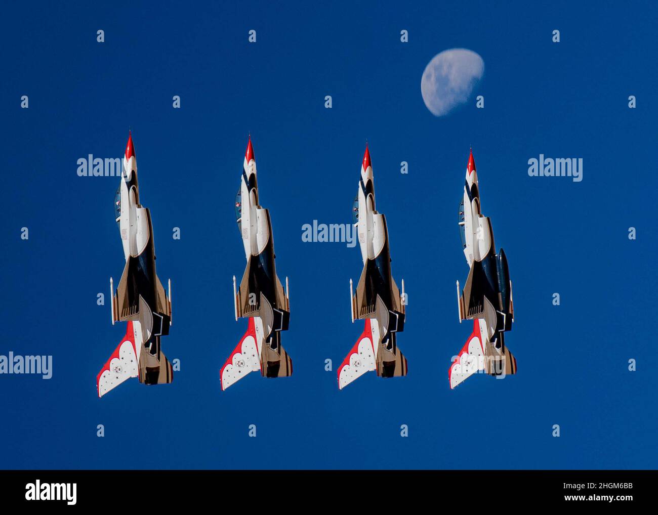 L'escadron de démonstration aérienne de la Force aérienne des États-Unis pratique les « Thunderbirds » lors du premier voyage d'entraînement d'hiver de l'équipe, le 20 janvier 2021, à Spaceport America, au Nouveau-Mexique.Ce voyage offre à l'équipe un mois de pratique du spectacle aérien dans différentes conditions et sur différents terrains.(É.-U.Photo de la Force aérienne par Tech.Sgt.Nicolas Myers) Banque D'Images