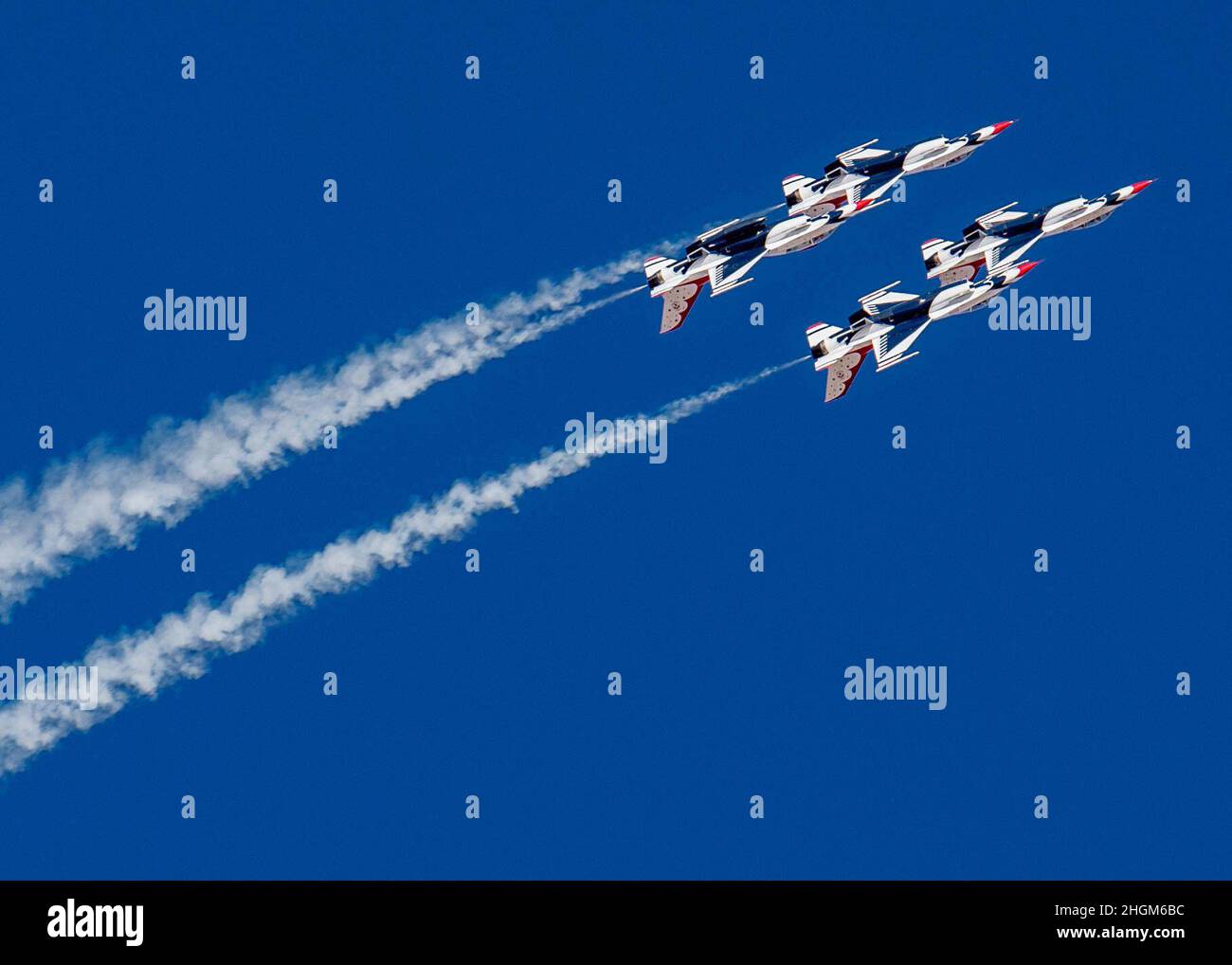 L'escadron de démonstration aérienne de la Force aérienne des États-Unis pratique les « Thunderbirds » lors du premier voyage d'entraînement d'hiver de l'équipe, le 20 janvier 2021, à Spaceport America, au Nouveau-Mexique.Ce voyage offre à l'équipe un mois de pratique du spectacle aérien dans différentes conditions et sur différents terrains.(É.-U.Photo de la Force aérienne par Tech.Sgt.Nicolas Myers) Banque D'Images