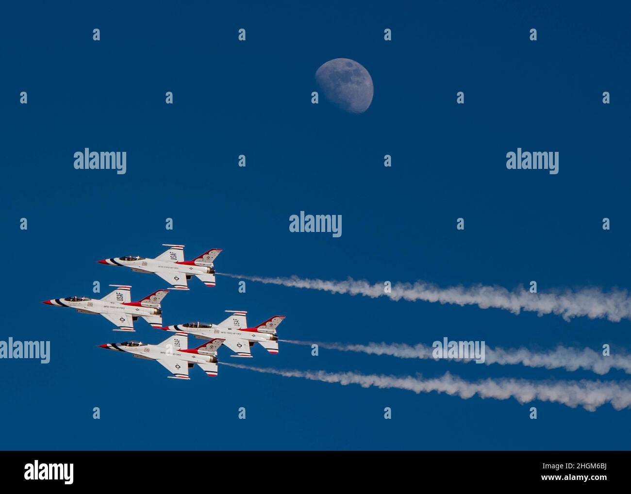 L'escadron de démonstration aérienne de la Force aérienne des États-Unis pratique les « Thunderbirds » lors du premier voyage d'entraînement d'hiver de l'équipe, le 20 janvier 2021, à Spaceport America, au Nouveau-Mexique.Ce voyage offre à l'équipe un mois de pratique du spectacle aérien dans différentes conditions et sur différents terrains.(É.-U.Photo de la Force aérienne par Tech.Sgt.Nicolas Myers) Banque D'Images