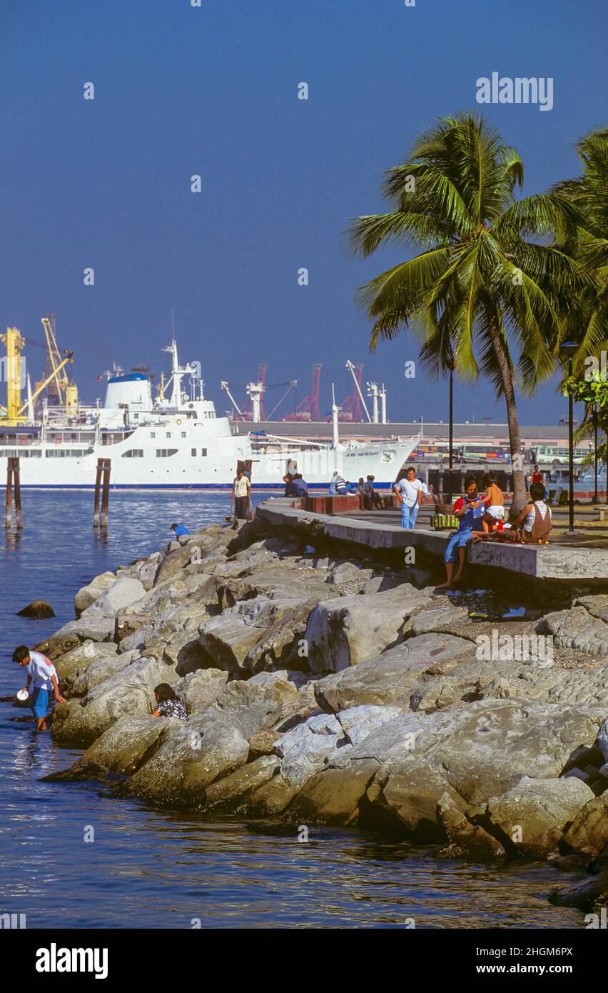 Le front de mer coloré et la promenade de la baie de Manille dans la région métropolitaine de Manille, l'île de Luzon, les Philippines. Banque D'Images