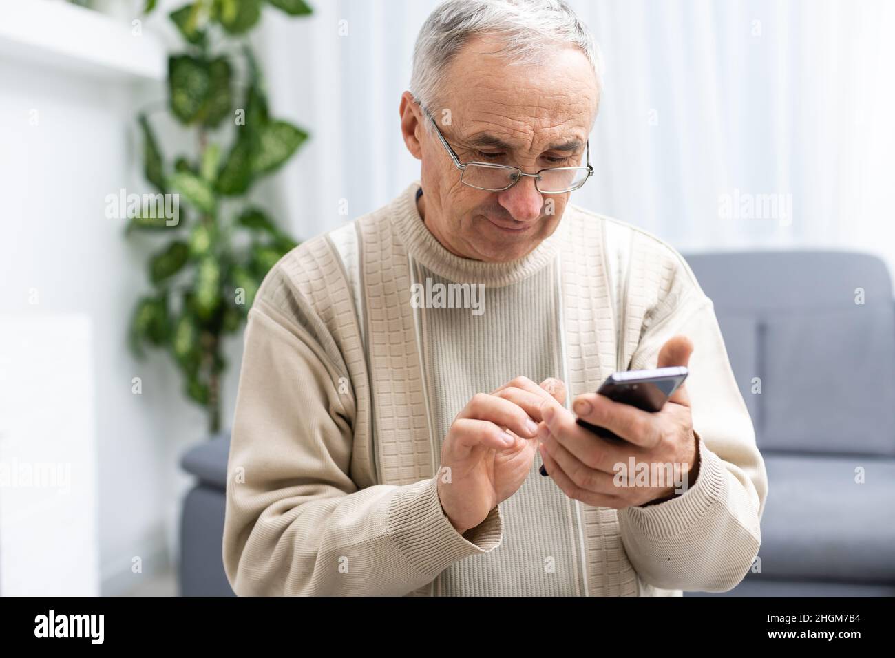 Close up of man hands using smartphone sur le tableau blanc Banque D'Images