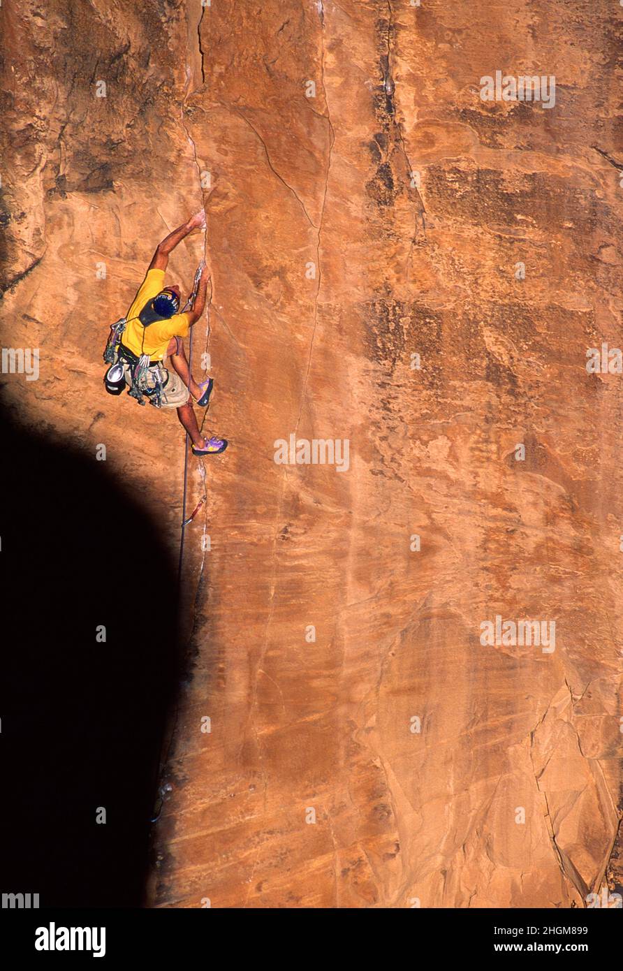 Grimpeur de roche mâle au mur de Winslow, dans le nord de l'Arizona. Banque D'Images