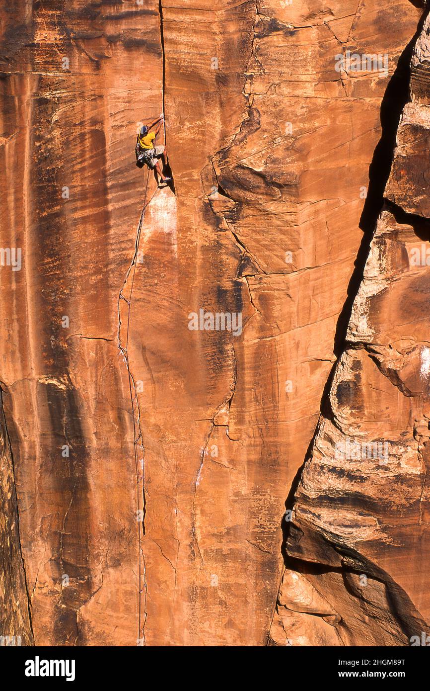 Grimpeur de roche mâle au mur de Winslow, dans le nord de l'Arizona. Banque D'Images