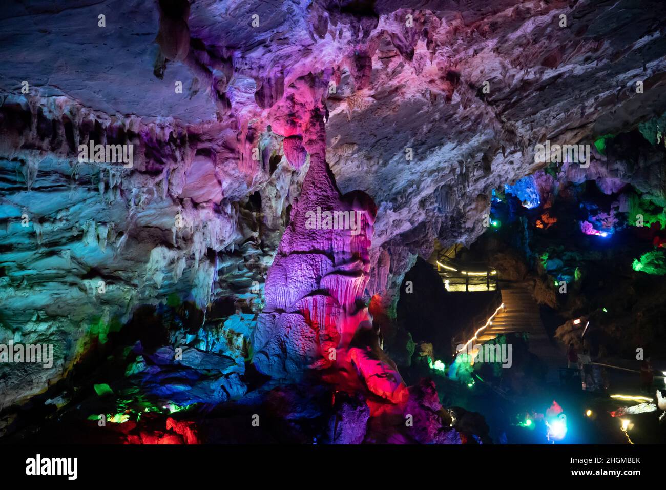 Grotte karstique souterraine illuminée par une lumière colorée Banque D'Images