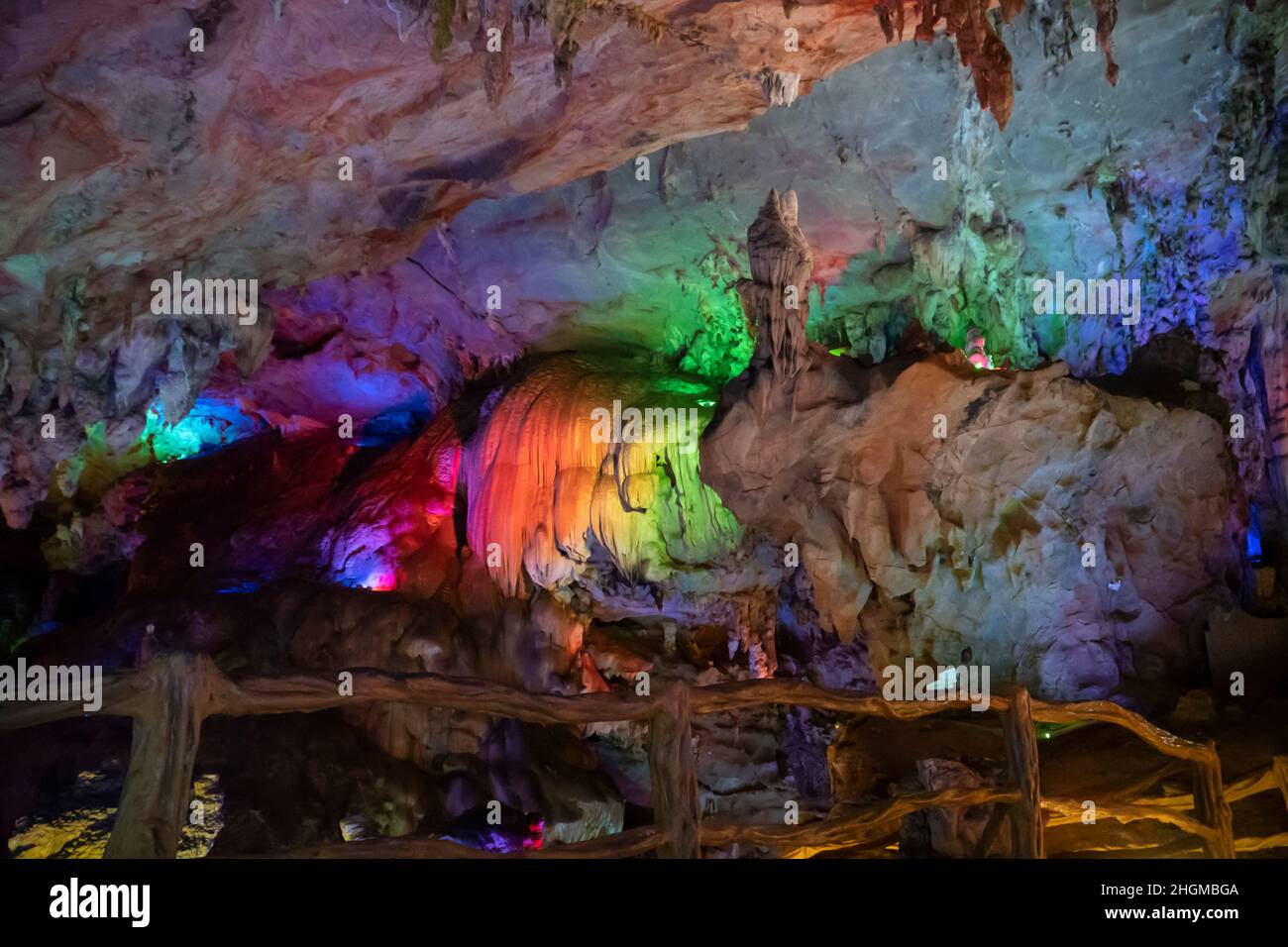 Grotte karstique souterraine illuminée par une lumière colorée Banque D'Images