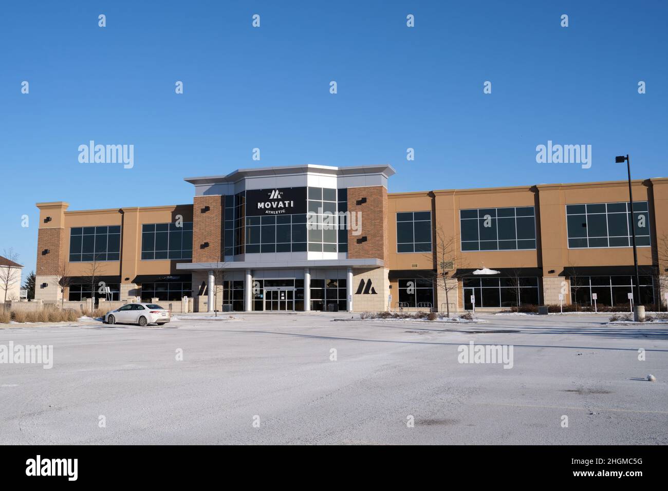 Ottawa (Ontario), Canada - le 15 janvier 2022 : un club de conditionnement physique Movati Athletic possède un parc de stationnement presque vide, au milieu de la fermeture des gymnases par le gouvernement provincial Banque D'Images