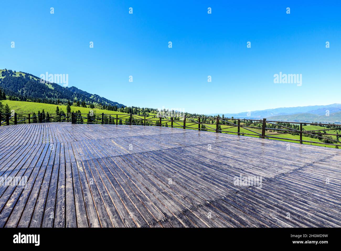 Promenade et montagne verte avec forêt sous ciel bleu Banque D'Images