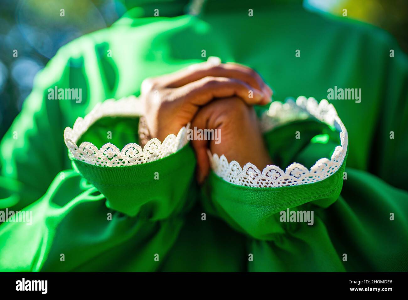 gros plan sur une femme musulmane afro-américaine vêtue de vert Banque D'Images