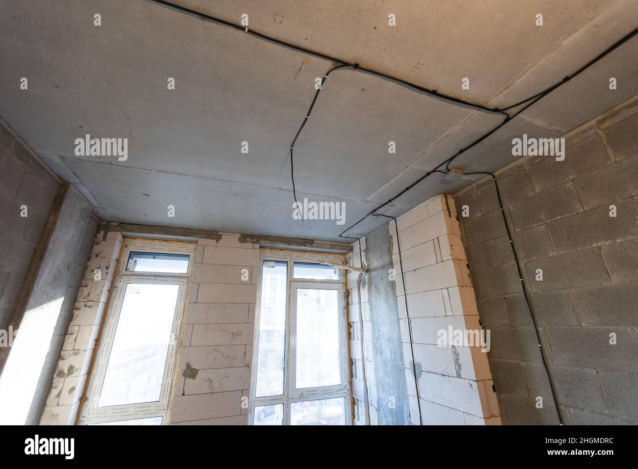 Le processus d'installation de cadres métalliques pour placoplâtre - cloisons sèches - pour la fabrication de murs de gypse dans l'appartement est en construction, remodelage Banque D'Images