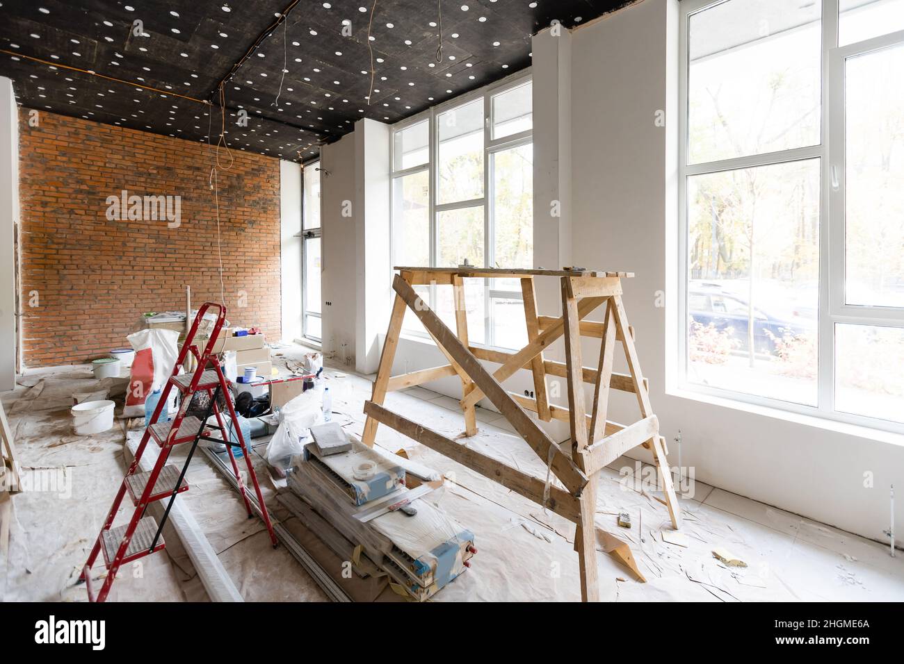 Les travailleurs installent des plaques de plâtre pour les murs de gypse dans l'appartement est en construction, remodelage, rénovation, extension, restauration et Banque D'Images