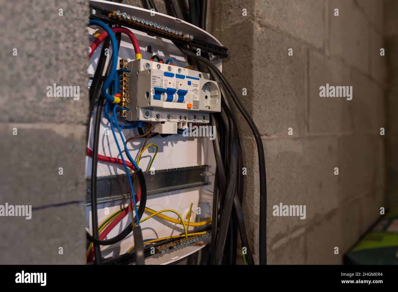 Réparation de l'appareillage électrique.Un électricien remplace les anciens dispositifs de câblage électrique Banque D'Images