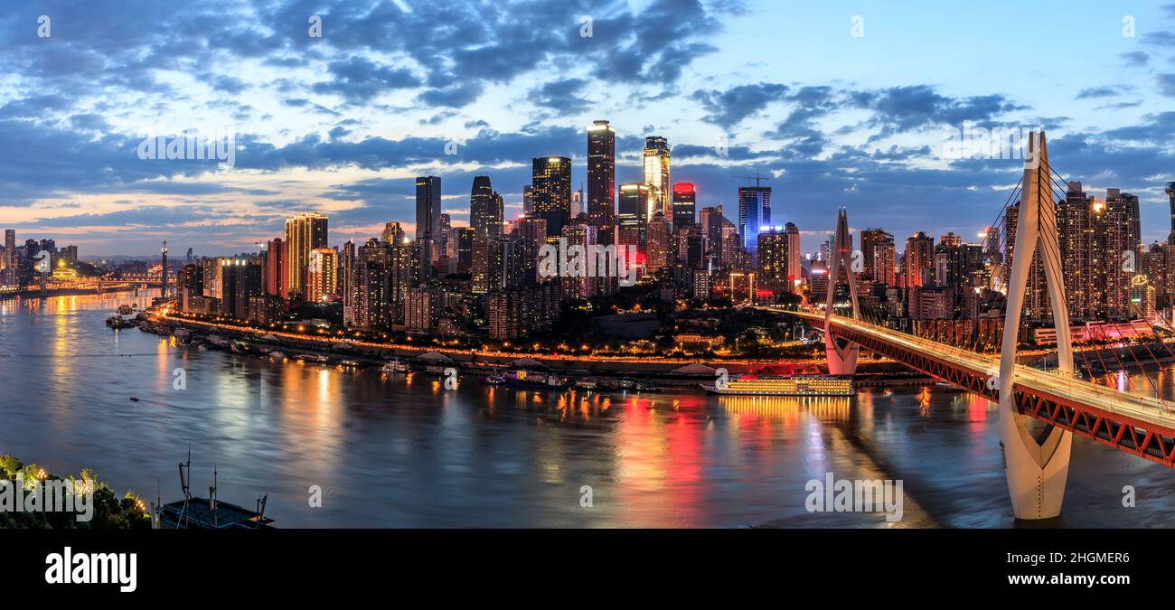 Vue panoramique et bâtiments commerciaux modernes à Chongqing la nuit Banque D'Images