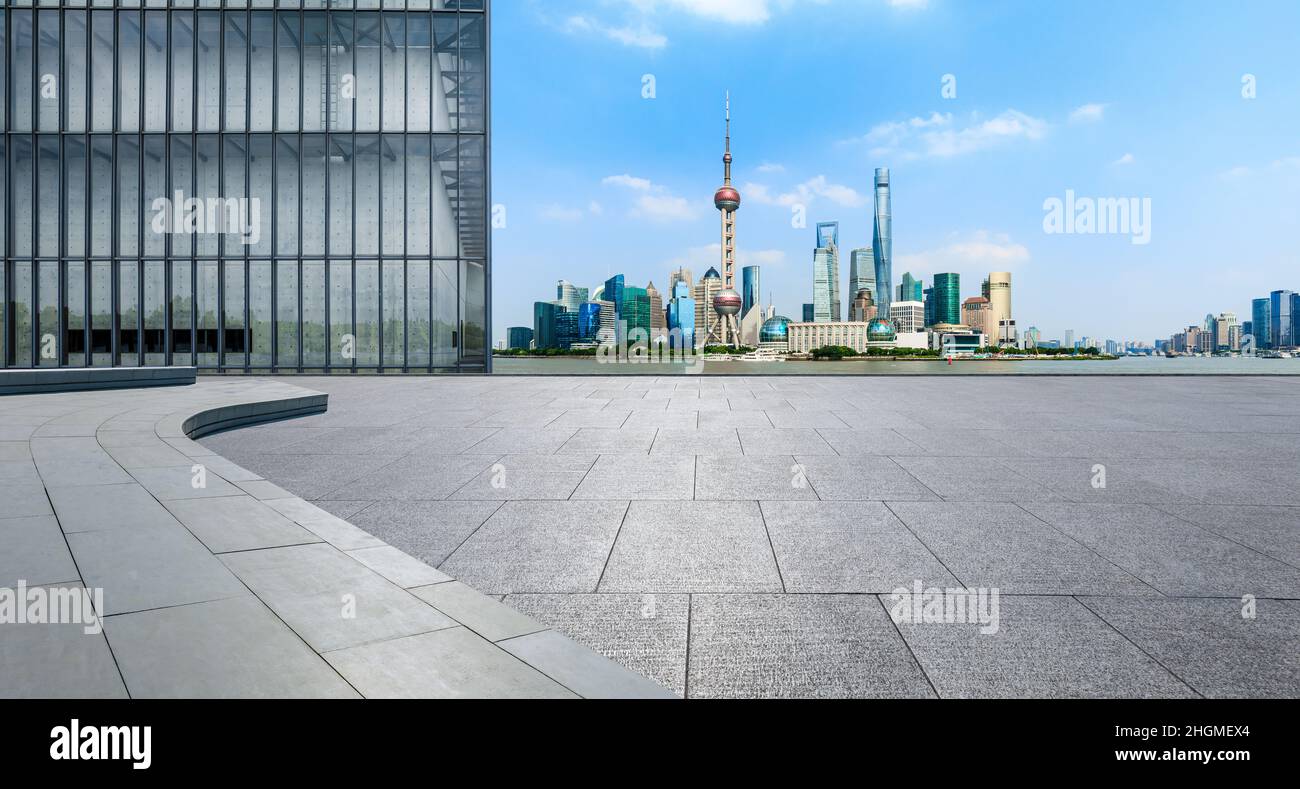 Gratte-ciel panoramique et immeubles de bureaux commerciaux modernes avec plancher vide à Shanghai, en Chine. Banque D'Images