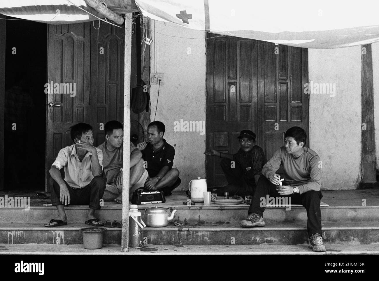 Des fonctionnaires de l'Office vietnamien pour la recherche de personnes disparues, prendre une pause pour un thé tout en aidant la Défense POW/MIA Agence Comptable (DPAA) sur une mission de récupération dans la province de Nghe An, Vietnam, le 29 novembre 2017. La mission de DPAA est de fournir le plus possible notre personnel manquant à leurs familles et à la nation. (U.S. Photo de l'Armée de l'air par le sergent. Matthew J. Bruch) Banque D'Images