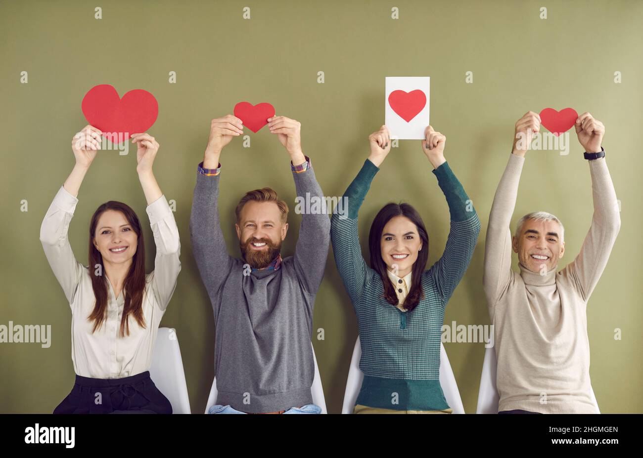 Souriant, les gens divers montrent que le cœur est reconnaissant Banque D'Images