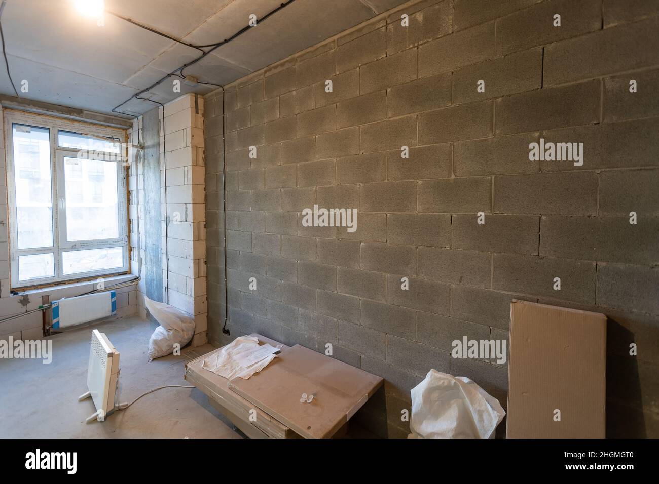 Le processus d'installation de cadres métalliques pour placoplâtre - cloisons sèches - pour la fabrication de murs de gypse dans l'appartement est en construction, remodelage Banque D'Images