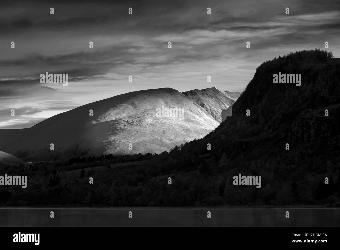 Noir et blanc vue sur le paysage de Derwentwater depuis Manesty Park vers Blencathra et Walla Crag aux couleurs de l'automne Banque D'Images