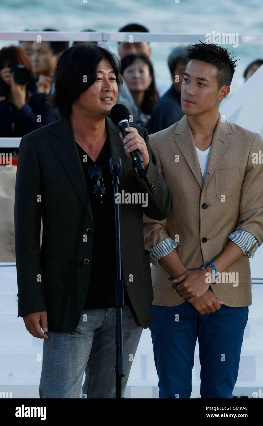 7 octobre 2012 - Busan, Corée du Sud : l'acteur Kim Yun Suk(L) et Derek Tsang assistent à leur film 'The Tieves' Open Stage lors de l'Open Talk du Festival International du film de Busan 17th au village de BIFF à Haeundae.(Ryu Seung-il / Polaris) Banque D'Images