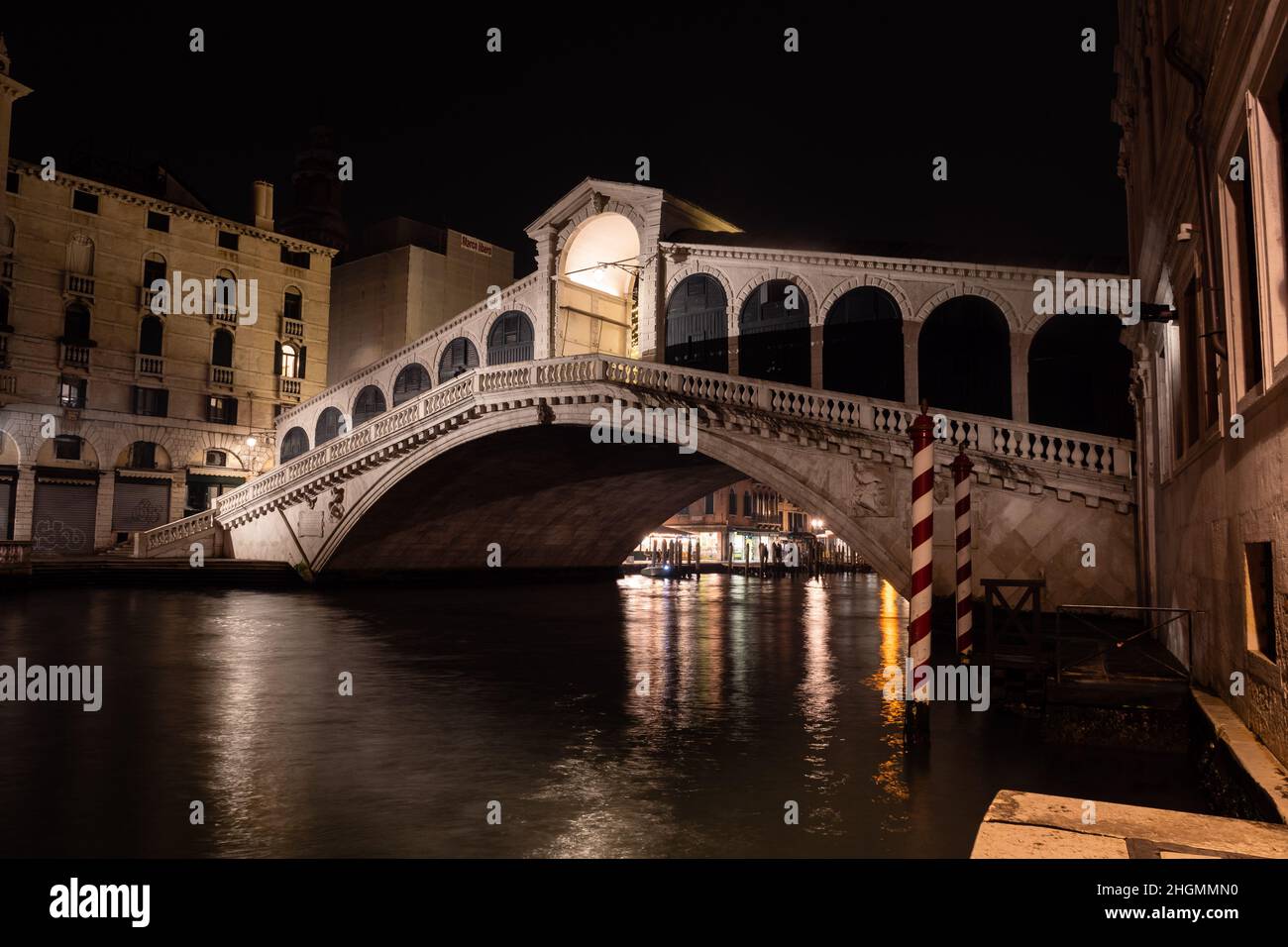 Pont du Rialto ou Ponte die Rialto à Venise, Italie, illuminé la nuit Banque D'Images
