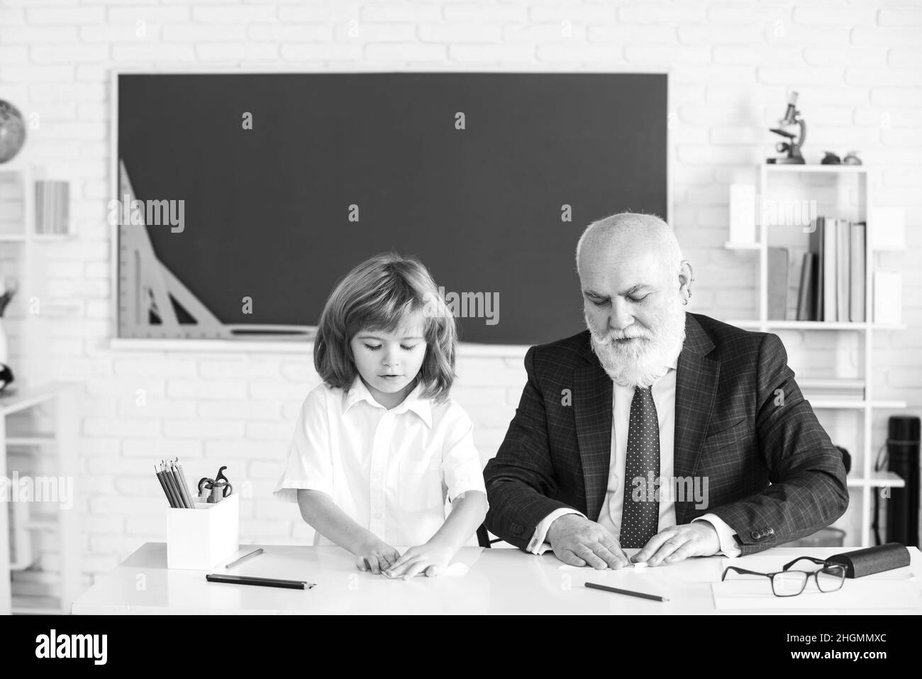 Joyeux enfant à l'école. Aide enseignant pour apprendre. Éducation, enseignement, école primaire Banque D'Images