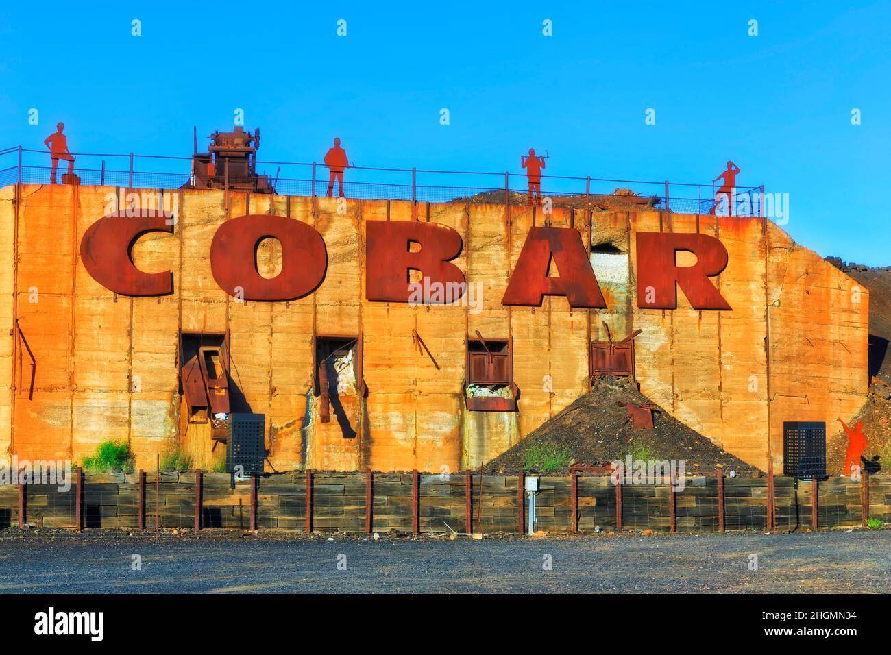 Bienvenue à la ville minière de cuivre de Cobar dans l'Outback australien - plaque de nom de la ville avec de l'équipement historique ancien. Banque D'Images