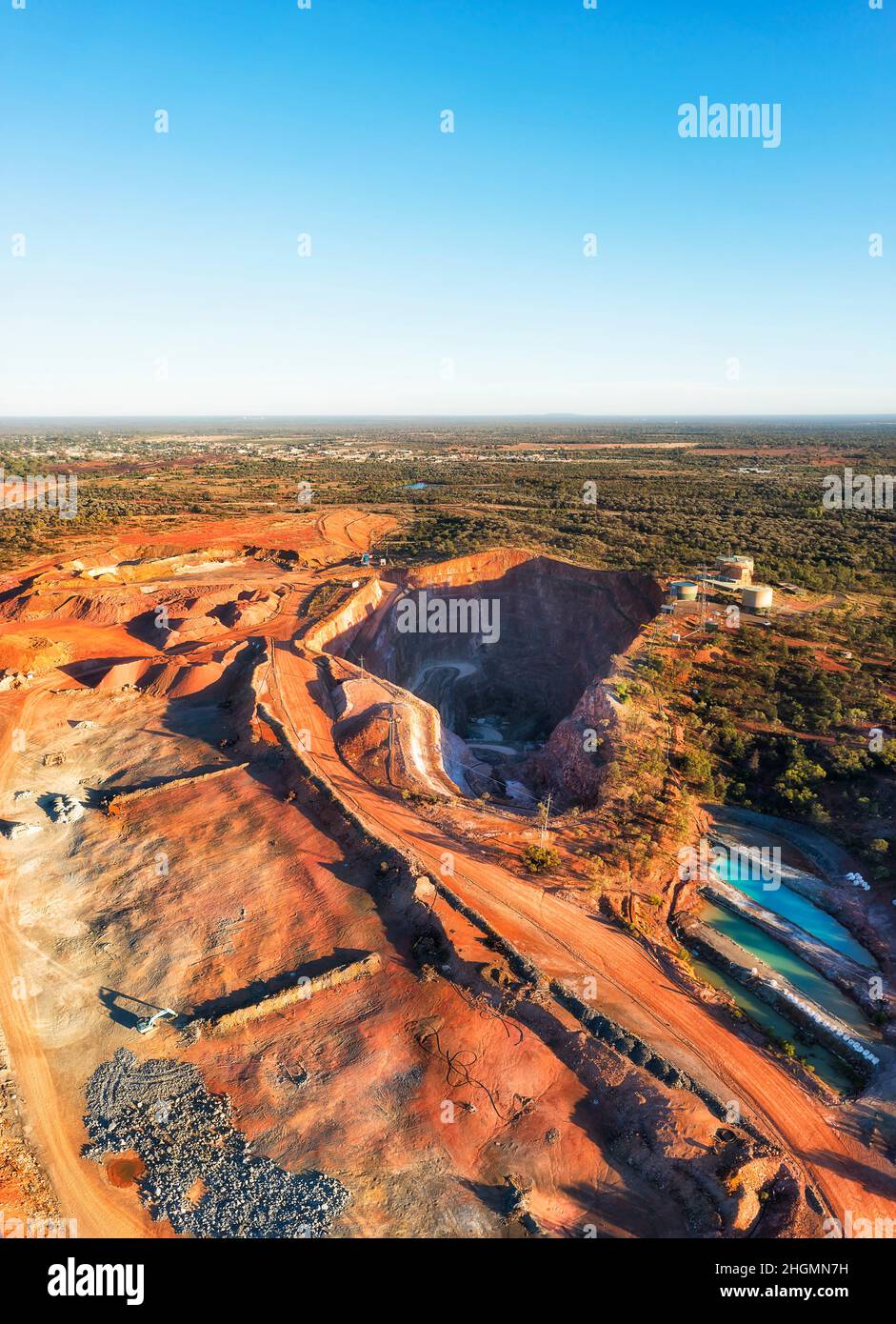 Mine de cuivre à ciel ouvert dans la ville de Cobar de l'arrière-pays australien - panorama aérien vertical vers la ville. Banque D'Images