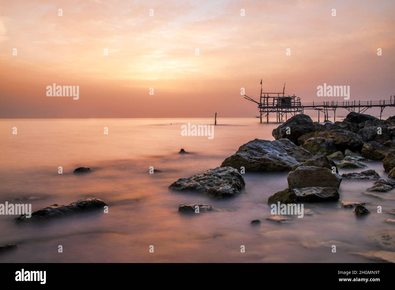 Juin 2021, San Vito Chietino, Abruzzes, Italie.La côte de Trabocchi.Vue sur le Trabocco Turchino.Ancienne machine de pêche à l'aube avec mer soyeuse Banque D'Images