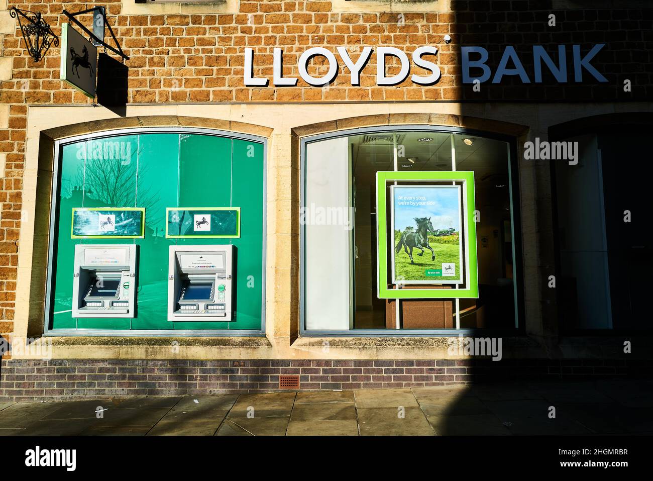 Distributeurs automatiques de billets dans le mur à l'extérieur de la succursale de la banque Lloyds, Kettering, Angleterre. Banque D'Images