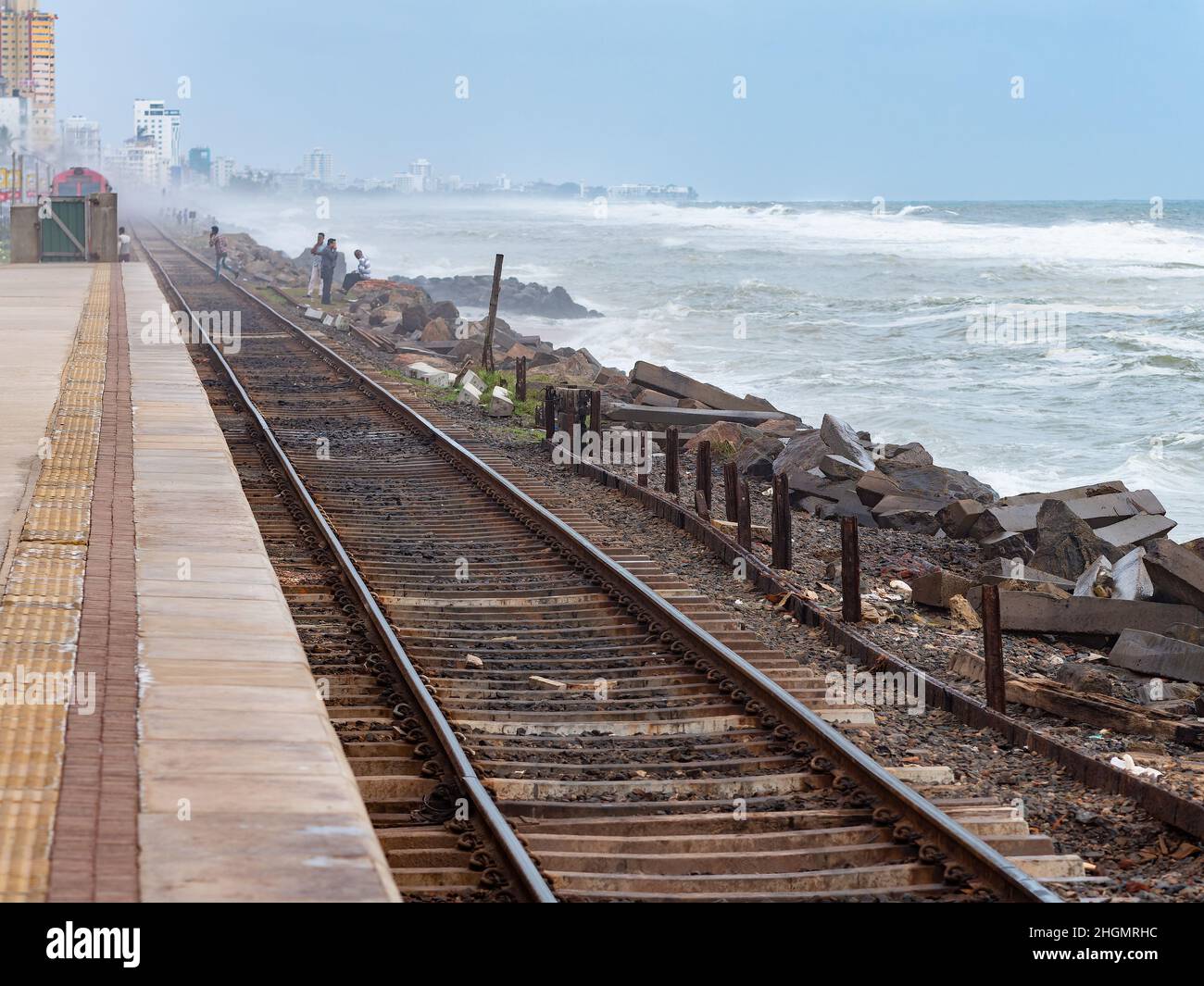 Plate-forme et mer à la gare de Kolupitiya à Colombo, Sri Lanka.La gare est l'une des gares ferroviaires les plus achalandées sur le chemin de fer côtier l Banque D'Images