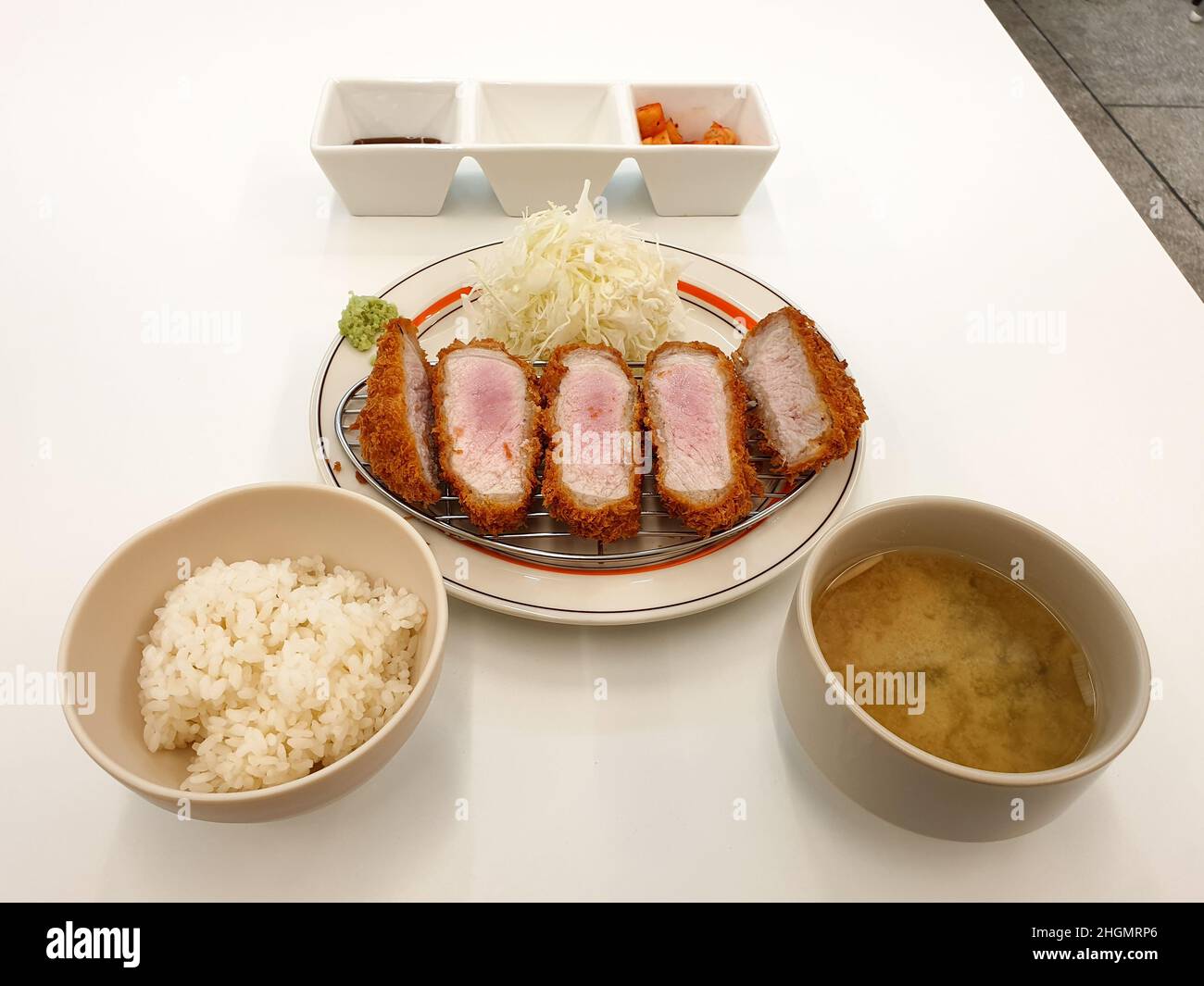 Tonkatsu, côtelette de porc japonaise avec salade de chou et wasabi.Servi avec du riz et de la soupe miso. Banque D'Images