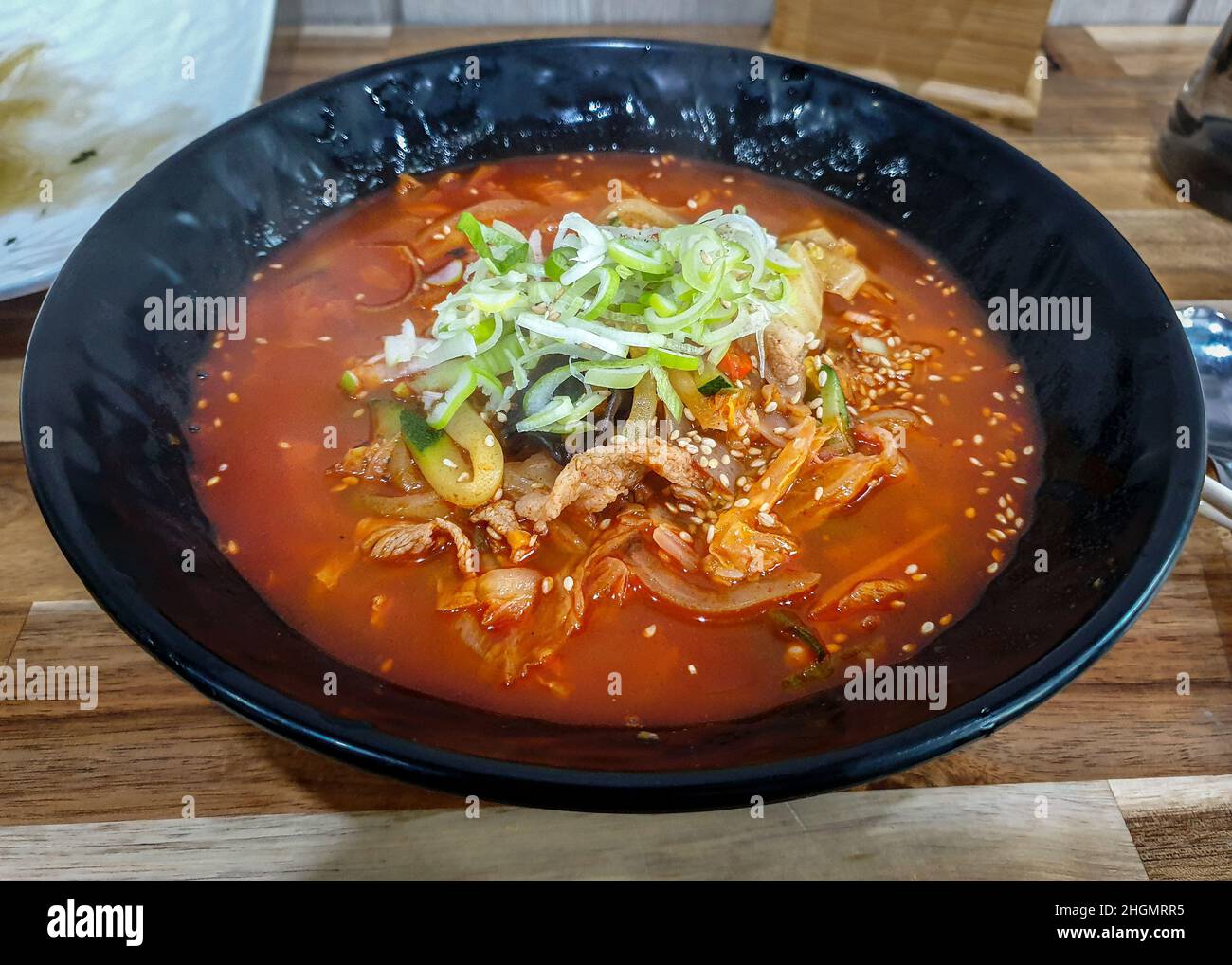 Jjamppong, soupe de nouilles chinoises coréennes au bouillon de porc épicé rouge aromatisé au piment en poudre. Banque D'Images