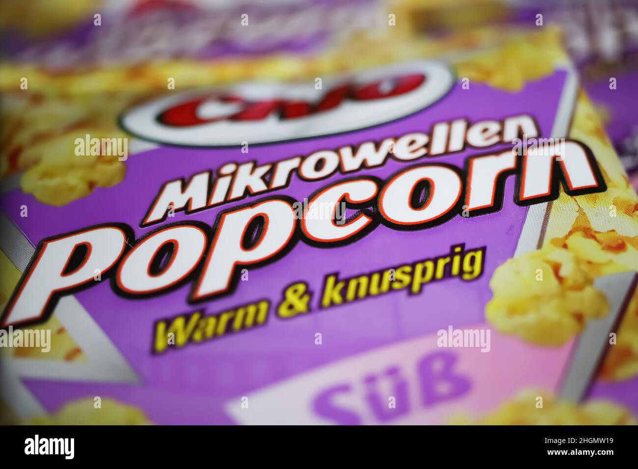 Viersen, Allemagne - janvier 9.2022: Gros plan d'un paquet coloré de pop-corn à micro-ondes avec logo de chio Banque D'Images