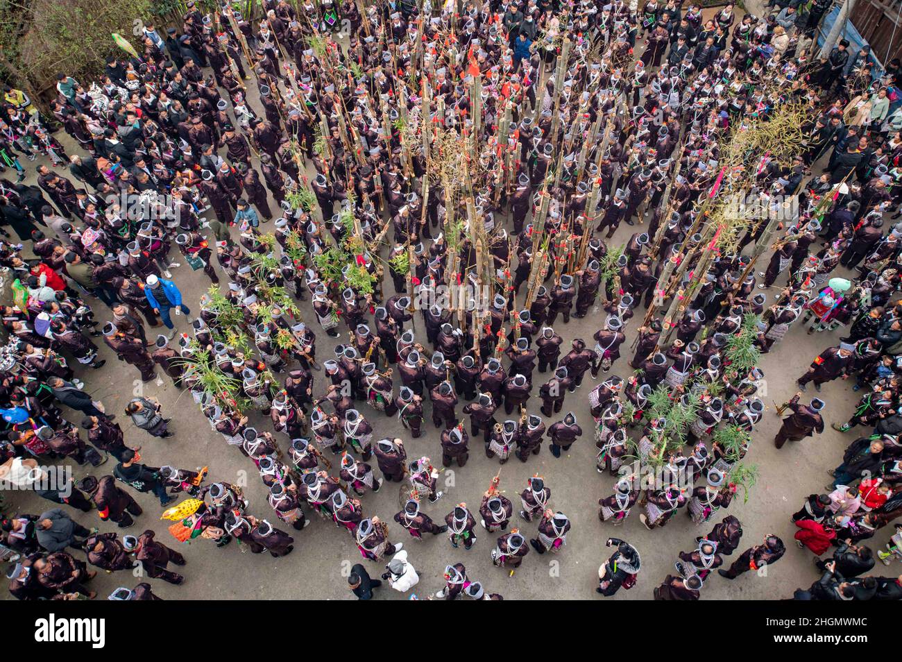 QIANDONGNAN, CHINE - le 21 JANVIER 2022 - photo aérienne prise le 21 janvier 2022 montre des membres ethniques miao qui exécutent une danse lusheng pour célébrer la végétation luxuriante Banque D'Images