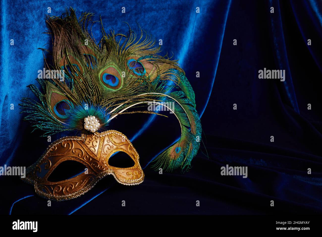 Masque vénitien de luxe sur fond bleu foncé.Masque de fantaisie de mascarade de carnaval Banque D'Images
