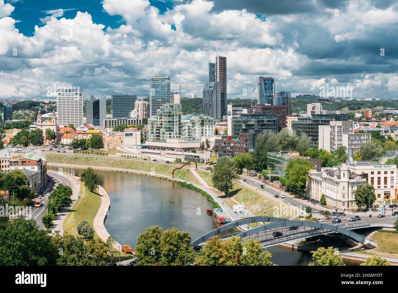 Vilnius, Lituanie.Tour de Hanner, église Saint-Raphaël Archange, Hôtel Radisson Blu, Bureau de Swedbank, Municipalité de ville, Centre de style de ville Europa Banque D'Images