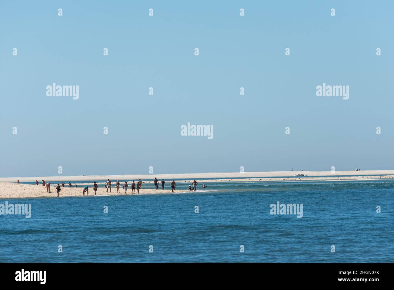 La plage aime les touristes sur une banque de sable en face de la péninsule de Toria près de Setubal.Zone de Lisbonne, Portugal Banque D'Images