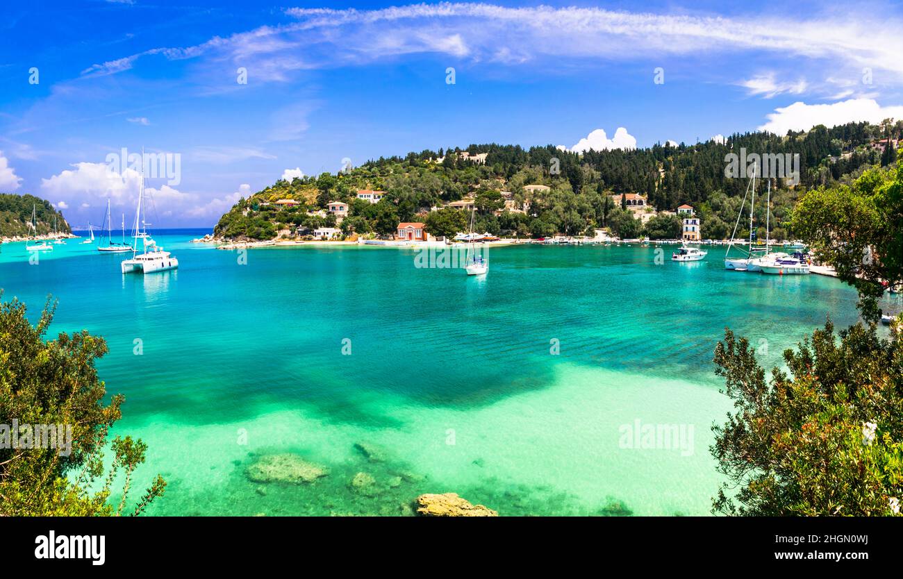 Magnifiques plages de Paxos, îles Ioniennes de Grèce. Belle baie turquoise à Lakka. Vue avec bateaux à voile.Grec vacances d'été Banque D'Images