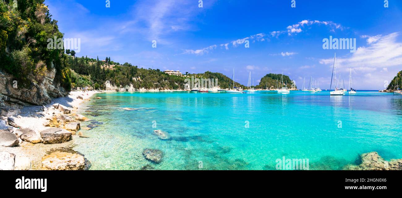 Magnifiques plages de Paxos.Îles Ioniennes de Grèce. Belle baie turquoise à Lakka. Vue avec bateaux à voile.Grec vacances d'été Banque D'Images