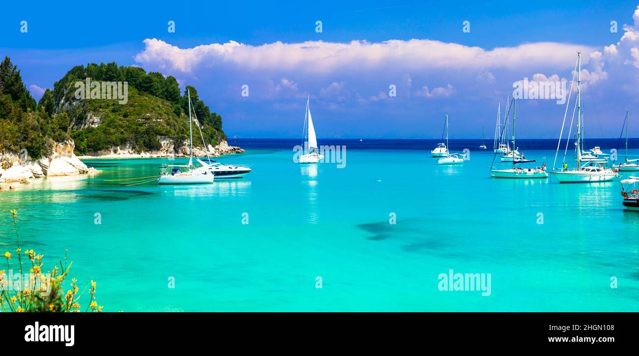 Magnifiques plages de Paxos.Îles Ioniennes de Grèce. Belle baie turquoise à Lakka. Vue avec bateaux à voile.Grec vacances d'été Banque D'Images