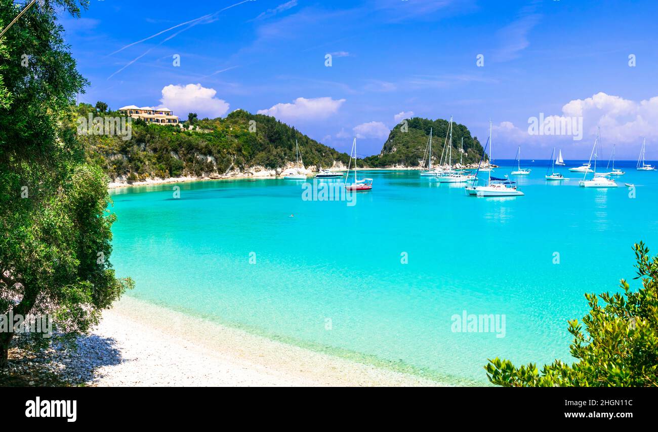 Magnifique baie turquoise à Lakka. Splendide plage Paxos.Îles Ioniennes de Grèce Banque D'Images