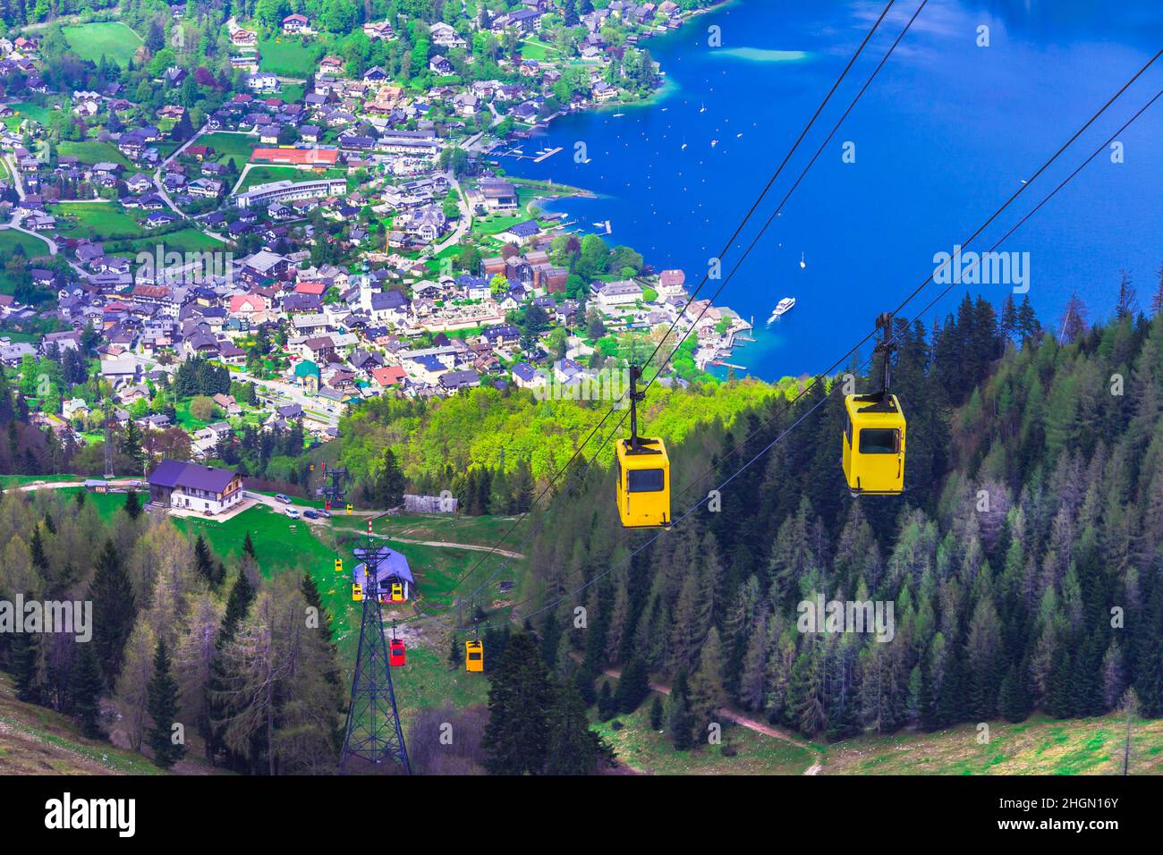 Avis de St.Gilgen village, lac Wolfgangsee et téléphérique Seilbahn colorés de gondoles Zwolferhorn mountain dans la région du Salzkammergut, Autriche Banque D'Images