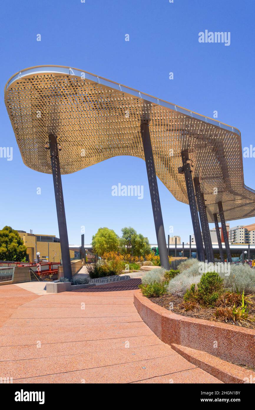 Perth, Australie - aménagement de la place Yagan en été par Lyons Architects / iredale pedersen Hook Architects / ASPECT Studios Banque D'Images